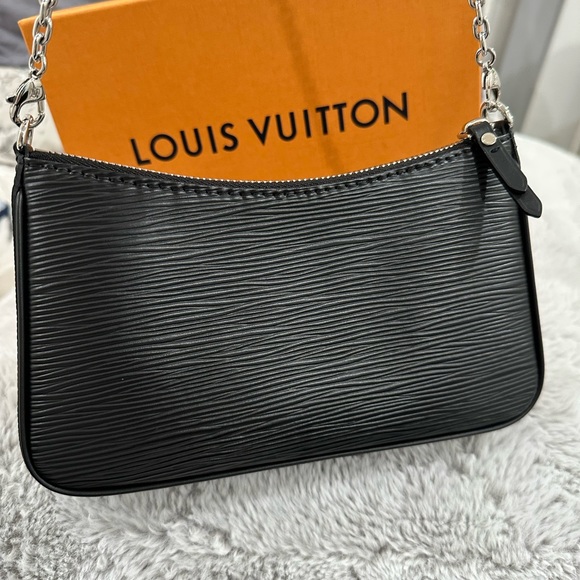LV Easy Pouch on chain - Picture 6 of 8